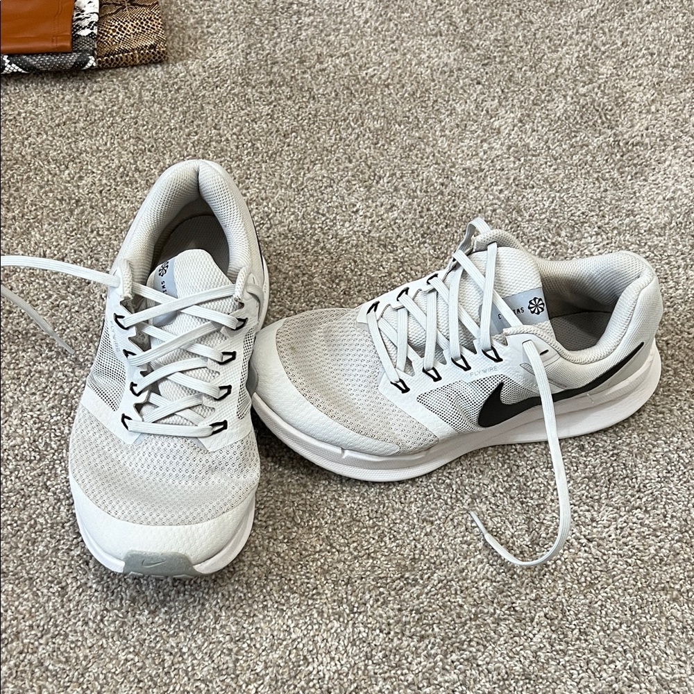Nike Women's White and Black Athletic Running Shoes